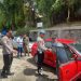 Petugas kepolisian memeriksa kendaraan roda empat saat penertiban dugaan penyalahgunaan BBM bersubsidi di salah satu SPBU di Provinsi Jambi, Minggu (14/12/2025) Dok. Humas)