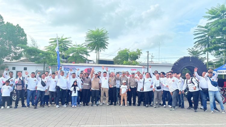 Ditlantas Polda Jambi bersama komunitas Jambi Max Owners (JMO) berfoto bersama pada kegiatan Polantas Menyapa dalam rangka peringatan HUT ke-10 JMO di Komplek JBC, Kota Jambi, Sabtu (13/12/2025). (Dok.Nahar)
