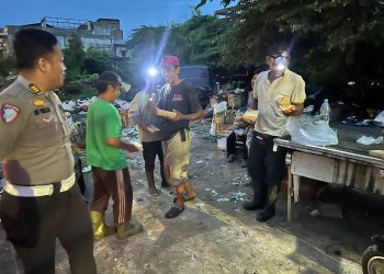 Personel Ditlantas Polda Jambi berdialog dengan warga dan pekerja lapangan saat kegiatan Subuh Berkah dalam program “Polantas Menyapa” di Kota Jambi, Senin (15/12/2025). (Dok. Nahar)