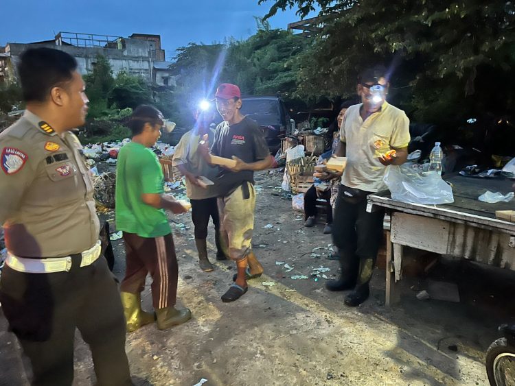 Personel Ditlantas Polda Jambi berdialog dengan warga dan pekerja lapangan saat kegiatan Subuh Berkah dalam program “Polantas Menyapa” di Kota Jambi, Senin (15/12/2025). (Dok. Nahar)