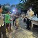 Personel Ditlantas Polda Jambi berdialog dengan warga dan pekerja lapangan saat kegiatan Subuh Berkah dalam program “Polantas Menyapa” di Kota Jambi, Senin (15/12/2025). (Dok. Nahar)