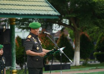 Komandan Korem 042/Gapu Brigjen TNI Heri Purwanto, S.E., M.Sc. memimpin upacara peringatan Hari Juang TNI Angkatan Darat ke-80 di Lapangan Upacara Makorem 042/Gapu, Kota Jambi, Senin (15/12/2025). (Dok. Nahar)