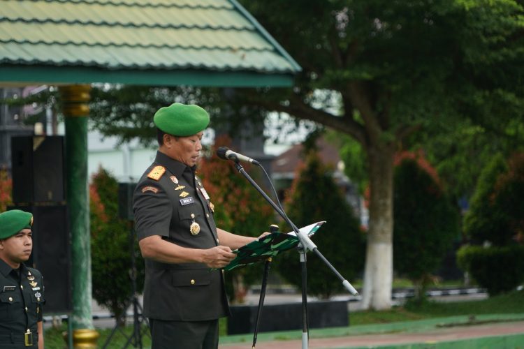 Komandan Korem 042/Gapu Brigjen TNI Heri Purwanto, S.E., M.Sc. memimpin upacara peringatan Hari Juang TNI Angkatan Darat ke-80 di Lapangan Upacara Makorem 042/Gapu, Kota Jambi, Senin (15/12/2025). (Dok. Nahar)