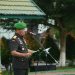 Komandan Korem 042/Gapu Brigjen TNI Heri Purwanto, S.E., M.Sc. memimpin upacara peringatan Hari Juang TNI Angkatan Darat ke-80 di Lapangan Upacara Makorem 042/Gapu, Kota Jambi, Senin (15/12/2025). (Dok. Nahar)
