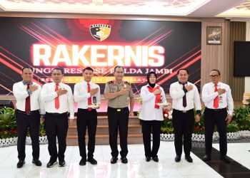 Wakapolda Jambi Brigjen Pol. M. Mustaqim (tengah) bersama jajaran pejabat Polda Jambi saat pembukaan Rapat Kerja Teknis Fungsi Reserse Tahun Anggaran 2025 di Gedung Siginjai Polda Jambi, Senin (15/12/2025). (Dok. Humas)
