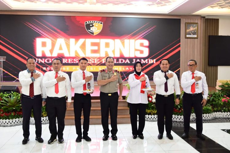 Wakapolda Jambi Brigjen Pol. M. Mustaqim (tengah) bersama jajaran pejabat Polda Jambi saat pembukaan Rapat Kerja Teknis Fungsi Reserse Tahun Anggaran 2025 di Gedung Siginjai Polda Jambi, Senin (15/12/2025). (Dok. Humas)