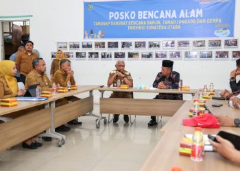 Wakil Gubernur Jambi Abdullah Sani (tengah) menyerahkan bantuan kemanusiaan kepada Wakil Gubernur Sumatera Utara Surya di Posko Logistik Pemprov Sumut, Medan, Senin (15/12/2025). (Dok. Erit - Kominfo)