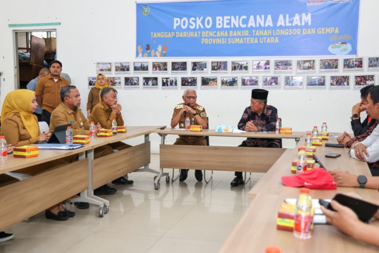 Wakil Gubernur Jambi Abdullah Sani (tengah) menyerahkan bantuan kemanusiaan kepada Wakil Gubernur Sumatera Utara Surya di Posko Logistik Pemprov Sumut, Medan, Senin (15/12/2025). (Dok. Erit - Kominfo)