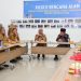 Wakil Gubernur Jambi Abdullah Sani (tengah) menyerahkan bantuan kemanusiaan kepada Wakil Gubernur Sumatera Utara Surya di Posko Logistik Pemprov Sumut, Medan, Senin (15/12/2025). (Dok. Erit - Kominfo)