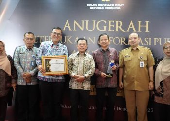 Gubernur Jambi Al Haris (tengah) menerima Anugerah Keterbukaan Informasi Publik 2025 dari Komisi Informasi Pusat di Hotel Bidakara, Jakarta, Senin (15/12/2025).(Dok. Erit- Kominfo)