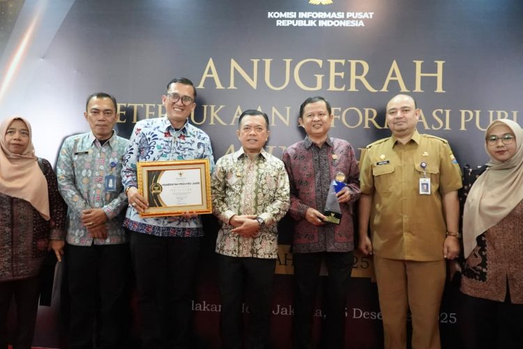 Gubernur Jambi Al Haris (tengah) menerima Anugerah Keterbukaan Informasi Publik 2025 dari Komisi Informasi Pusat di Hotel Bidakara, Jakarta, Senin (15/12/2025).(Dok. Erit- Kominfo)