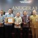 Gubernur Jambi Al Haris (tengah) menerima Anugerah Keterbukaan Informasi Publik 2025 dari Komisi Informasi Pusat di Hotel Bidakara, Jakarta, Senin (15/12/2025).(Dok. Erit- Kominfo)