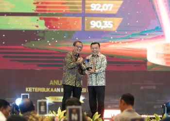 Gubernur Jambi Al Haris (kanan) menerima Anugerah Keterbukaan Informasi Publik 2025 dari Komisi Informasi Pusat dalam acara penganugerahan di Hotel Bidakara, Jakarta, Senin (15/12/2025). (Dok. Erit Kominfo)