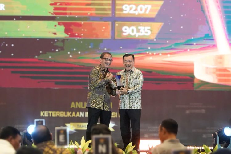 Gubernur Jambi Al Haris (kanan) menerima Anugerah Keterbukaan Informasi Publik 2025 dari Komisi Informasi Pusat dalam acara penganugerahan di Hotel Bidakara, Jakarta, Senin (15/12/2025). (Dok. Erit Kominfo)