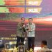 Gubernur Jambi Al Haris (kanan) menerima Anugerah Keterbukaan Informasi Publik 2025 dari Komisi Informasi Pusat dalam acara penganugerahan di Hotel Bidakara, Jakarta, Senin (15/12/2025). (Dok. Erit Kominfo)