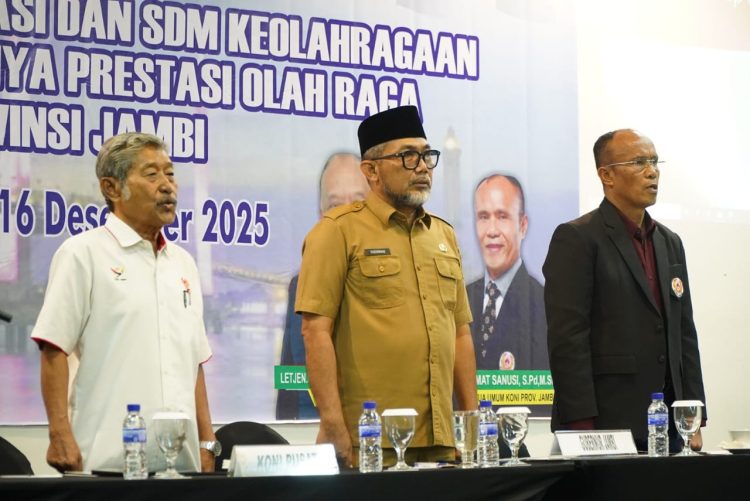 Ketua KONI Provinsi Jambi Mat Sanusi (tengah) bersama Sekda Provinsi Jambi Sudirman (kanan) dan jajaran pengurus KONI menghadiri pembukaan Rapat (Dok. Stepanus)