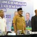 Ketua KONI Provinsi Jambi Mat Sanusi (tengah) bersama Sekda Provinsi Jambi Sudirman (kanan) dan jajaran pengurus KONI menghadiri pembukaan Rapat (Dok. Stepanus)