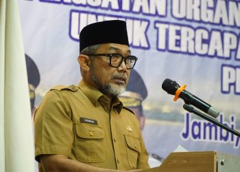 Sekretaris Daerah Provinsi Jambi Sudirman menyampaikan sambutan saat membuka Rapat Kerja Provinsi KONI Provinsi Jambi Tahun 2025 di Rumah Kito Resort Hotel, Kota Jambi, Senin (15/12/2025). (Dok. Stepanus)