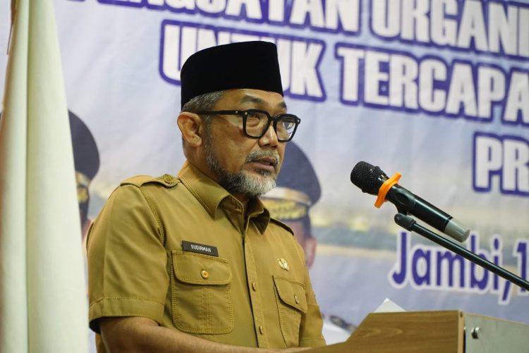Sekretaris Daerah Provinsi Jambi Sudirman menyampaikan sambutan saat membuka Rapat Kerja Provinsi KONI Provinsi Jambi Tahun 2025 di Rumah Kito Resort Hotel, Kota Jambi, Senin (15/12/2025). (Dok. Stepanus)