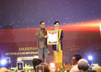 Ketua Komisi Informasi Pusat Donny Yoesgiantoro menyerahkan penghargaan Arkaya Wiwarta Prajanugraha kepada Kepala Eksekutif Pengawas Perilaku Pelaku Usaha Jasa Keuangan, Edukasi, dan Pelindungan Konsumen OJK Friderica Widyasari Dewi pada Anugerah Keterbukaan Informasi Publik Tahun 2025 di Jakarta. (Dok.Humas OJK)