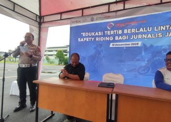 Kasubdit Kamsel Ditlantas Polda Jambi Kompol Novrizzal menyampaikan sambutan saat kegiatan Edukasi Tertib Berlalu Lintas dan Safety Riding Bagi Jurnalis Jambi di Sinsen Main Dealer Honda Pal 6, Kota Baru, Jambi, Selasa (16/12/2025). (Dok. Nahar)