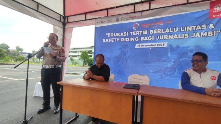 Kasubdit Kamsel Ditlantas Polda Jambi Kompol Novrizzal menyampaikan sambutan saat kegiatan Edukasi Tertib Berlalu Lintas dan Safety Riding Bagi Jurnalis Jambi di Sinsen Main Dealer Honda Pal 6, Kota Baru, Jambi, Selasa (16/12/2025). (Dok. Nahar)