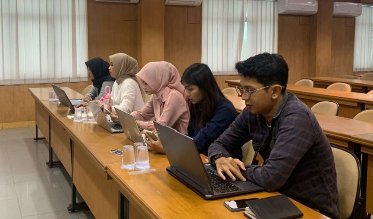 Peserta Pemagangan Nasional Batch 3 mengikuti kegiatan on boarding dan pengenalan lingkungan kerja di PT Sinar Sentosa Primatama (Sinsen), Jambi, Senin (15/12/2025). (Dok. Daus)