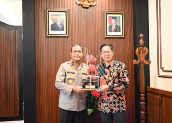 Wakapolda Jambi Brigjen Pol. M. Mustaqim (kiri) menerima kunjungan kehormatan Konsul Jenderal Jepang di Medan, Mr. Futugori Toru, di Mapolda Jambi, Selasa (16/12/2025). (Dok. Humas)