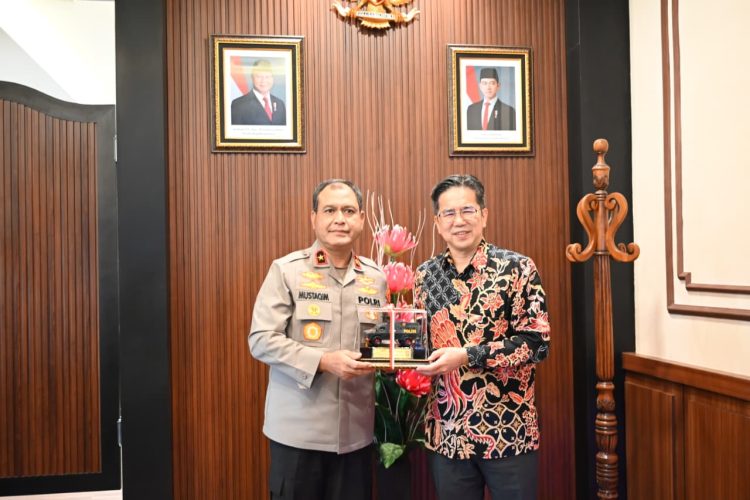 Wakapolda Jambi Brigjen Pol. M. Mustaqim (kiri) menerima kunjungan kehormatan Konsul Jenderal Jepang di Medan, Mr. Futugori Toru, di Mapolda Jambi, Selasa (16/12/2025). (Dok. Humas)