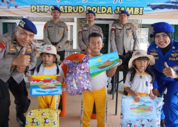 Personel Ditpolairud Polda Jambi berfoto bersama siswa-siswi TK Kemala Bhayangkari usai mengikuti kegiatan Polisi Sahabat Anak dan edukasi maritim di Markas Ditpolairud Polda Jambi, Selasa (16/12/2025). (Dok. Nahar)