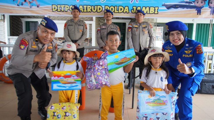 Personel Ditpolairud Polda Jambi berfoto bersama siswa-siswi TK Kemala Bhayangkari usai mengikuti kegiatan Polisi Sahabat Anak dan edukasi maritim di Markas Ditpolairud Polda Jambi, Selasa (16/12/2025). (Dok. Nahar)