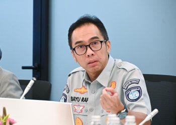 Direktur Keuangan Jasa Raharja, Bayu Rafisukmawan, menyampaikan penjelasan terkait penerapan Sentralisasi Pembayaran Transaksi Keuangan dalam upaya meningkatkan efisiensi, transparansi, dan kualitas layanan kepada masyarakat, di Jakarta, Selasa (10/12/2025). (Dok. Humas JR)