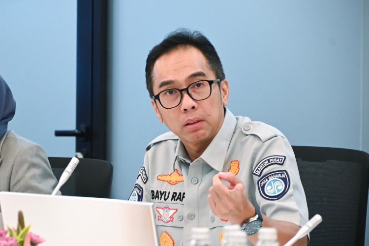 Direktur Keuangan Jasa Raharja, Bayu Rafisukmawan, menyampaikan penjelasan terkait penerapan Sentralisasi Pembayaran Transaksi Keuangan dalam upaya meningkatkan efisiensi, transparansi, dan kualitas layanan kepada masyarakat, di Jakarta, Selasa (10/12/2025). (Dok. Humas JR)