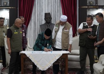 Gubernur Jambi Al Haris menyerahkan bantuan kemanusiaan Pemerintah Provinsi Jambi kepada Gubernur Sumatera Barat Mahyeldi untuk penanganan korban banjir bandang dan longsor, di Rumah Dinas Gubernur Sumbar, Selasa (16/12/2025). (Dok. Erit- Kominfo)