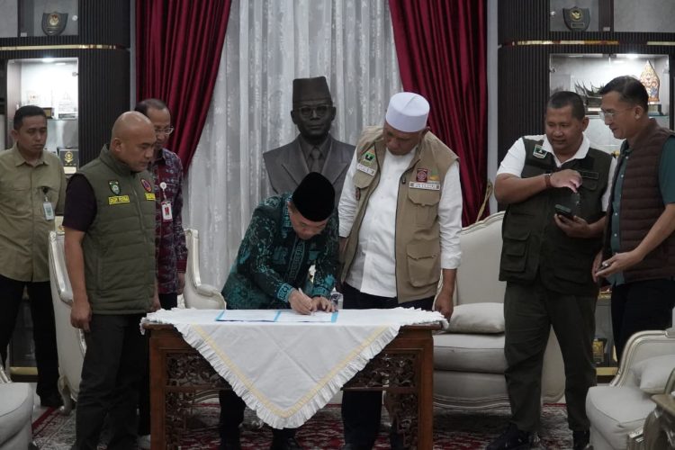 Gubernur Jambi Al Haris menyerahkan bantuan kemanusiaan Pemerintah Provinsi Jambi kepada Gubernur Sumatera Barat Mahyeldi untuk penanganan korban banjir bandang dan longsor, di Rumah Dinas Gubernur Sumbar, Selasa (16/12/2025). (Dok. Erit- Kominfo)