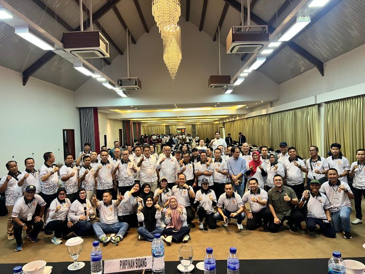 Peserta Rapat Kerja Provinsi (Rakerprov) KONI Provinsi Jambi bersama KONI kabupaten/kota dan pengurus cabang olahraga berfoto bersama usai membahas penundaan pelaksanaan Porprov Jambi 2026 di Rumah Kito Resort Hotel, Jambi, Senin (16/12/2025). (Dok.Daus)