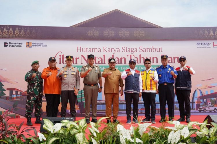 Jajaran manajemen PT Hutama Karya bersama unsur pemerintah daerah dan aparat TNI-Polri berfoto usai Apel Siaga Natal 2025 dan Tahun Baru 2026 di Rest Area KM 397 Jalur A Tol Palembang–Betung, Sumatra Selatan, Selasa (16/12/2025). (Dok. Humas HK)