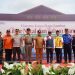 Jajaran manajemen PT Hutama Karya bersama unsur pemerintah daerah dan aparat TNI-Polri berfoto usai Apel Siaga Natal 2025 dan Tahun Baru 2026 di Rest Area KM 397 Jalur A Tol Palembang–Betung, Sumatra Selatan, Selasa (16/12/2025). (Dok. Humas HK)