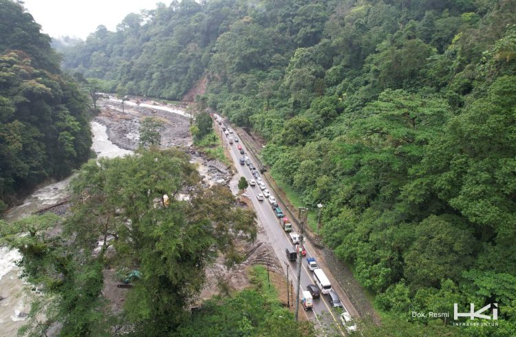 Kondisi jalan akses Padang–Bukittinggi via Lembah Anai, Sumatra Barat, saat uji coba pembukaan lalu lintas kendaraan roda empat, Selasa (16/12/2025), (Dok. Humas HK)