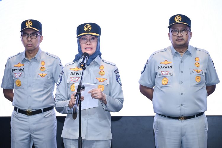 Plt. Direktur Utama Jasa Raharja Dewi Aryani Suzana memberikan arahan saat Apel Pengamanan Natal 2025 dan Tahun Baru 2026 di Kantor Pusat Jasa Raharja, Jakarta, Selasa (16/12/2025).(Dok. Humas)