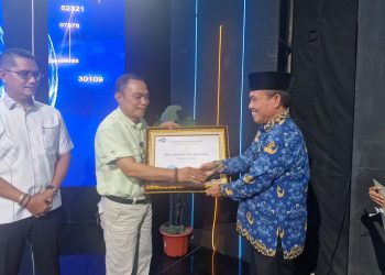 Kepala Stasiun TVRI Jambi Herli Marjoni menyerahkan piagam penghargaan kepada perwakilan Diskominfo Provinsi Jambi dalam acara apresiasi mitra strategis TVRI Jambi Tahun 2025 di Jambi, Selasa (17/12/2025). (Dok. Daus)
