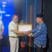 Kepala Stasiun TVRI Jambi Herli Marjoni menyerahkan piagam penghargaan kepada perwakilan Diskominfo Provinsi Jambi dalam acara apresiasi mitra strategis TVRI Jambi Tahun 2025 di Jambi, Selasa (17/12/2025). (Dok. Daus)