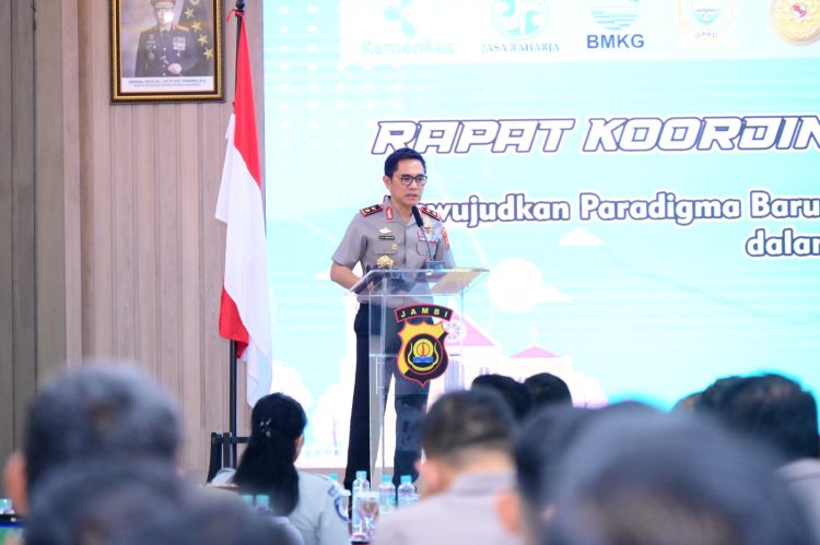 Kapolda Jambi Irjen Pol. Krisno H. Siregar memberikan sambutan saat membuka Rapat Koordinasi Lintas Sektoral Pengamanan Natal 2025 dan Tahun Baru 2026 di Aula Gedung Siginjai Polda Jambi, Rabu (17/12/2025). (Dok. Nahar)