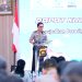 Kapolda Jambi Irjen Pol. Krisno H. Siregar memberikan sambutan saat membuka Rapat Koordinasi Lintas Sektoral Pengamanan Natal 2025 dan Tahun Baru 2026 di Aula Gedung Siginjai Polda Jambi, Rabu (17/12/2025). (Dok. Nahar)
