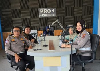 Petugas Ditlantas Polda Jambi bersama perwakilan PT Hutama Karya menjadi narasumber dialog interaktif “Polisi Menyapa” di Studio RRI Pro 1 Jambi, (Dok. Nahar)