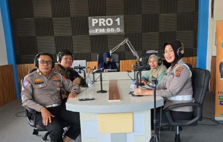 Petugas Ditlantas Polda Jambi bersama perwakilan PT Hutama Karya menjadi narasumber dialog interaktif “Polisi Menyapa” di Studio RRI Pro 1 Jambi, (Dok. Nahar)