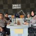 Petugas Ditlantas Polda Jambi bersama perwakilan PT Hutama Karya menjadi narasumber dialog interaktif “Polisi Menyapa” di Studio RRI Pro 1 Jambi, (Dok. Nahar)