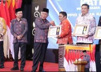 Wakil Gubernur Jambi Drs. H. Abdullah Sani, M.Pd.I., menyerahkan penghargaan Anugerah Keterbukaan Informasi Publik Tahun 2025 kepada Kepala Dinas Komunikasi dan Informatika Kabupaten Kerinci, Yuldi Candra, yang mewakili Bupati Kerinci, di Auditorium Rumah Dinas Gubernur Jambi, Rabu malam (17/12/2025). (Dok. Deko)