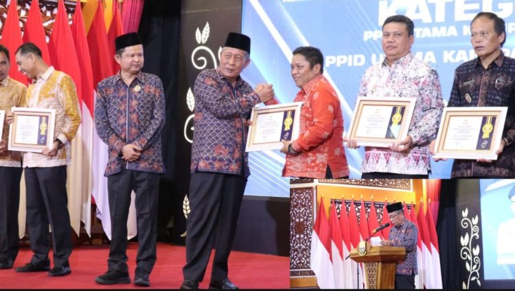 Wakil Gubernur Jambi Drs. H. Abdullah Sani, M.Pd.I., menyerahkan penghargaan Anugerah Keterbukaan Informasi Publik Tahun 2025 kepada Kepala Dinas Komunikasi dan Informatika Kabupaten Kerinci, Yuldi Candra, yang mewakili Bupati Kerinci, di Auditorium Rumah Dinas Gubernur Jambi, Rabu malam (17/12/2025). (Dok. Deko)