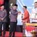 Wakil Gubernur Jambi Drs. H. Abdullah Sani, M.Pd.I., menyerahkan penghargaan Anugerah Keterbukaan Informasi Publik Tahun 2025 kepada Kepala Dinas Komunikasi dan Informatika Kabupaten Kerinci, Yuldi Candra, yang mewakili Bupati Kerinci, di Auditorium Rumah Dinas Gubernur Jambi, Rabu malam (17/12/2025). (Dok. Deko)